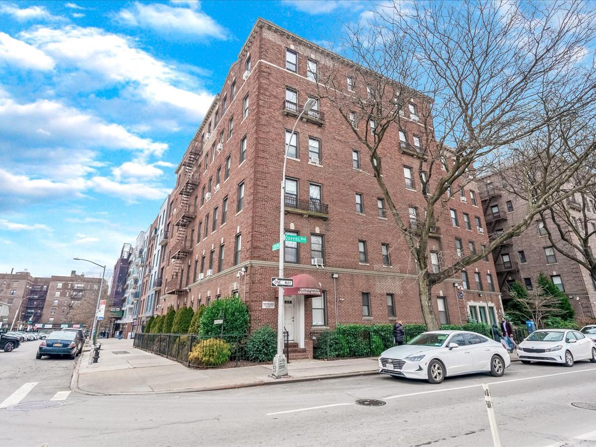 Rental Property at Queens Blvd 3A, Forest Hills, Queens, NY - Bedrooms: 1 
Bathrooms: 1 
Rooms: 4  - $2,600 MO.
