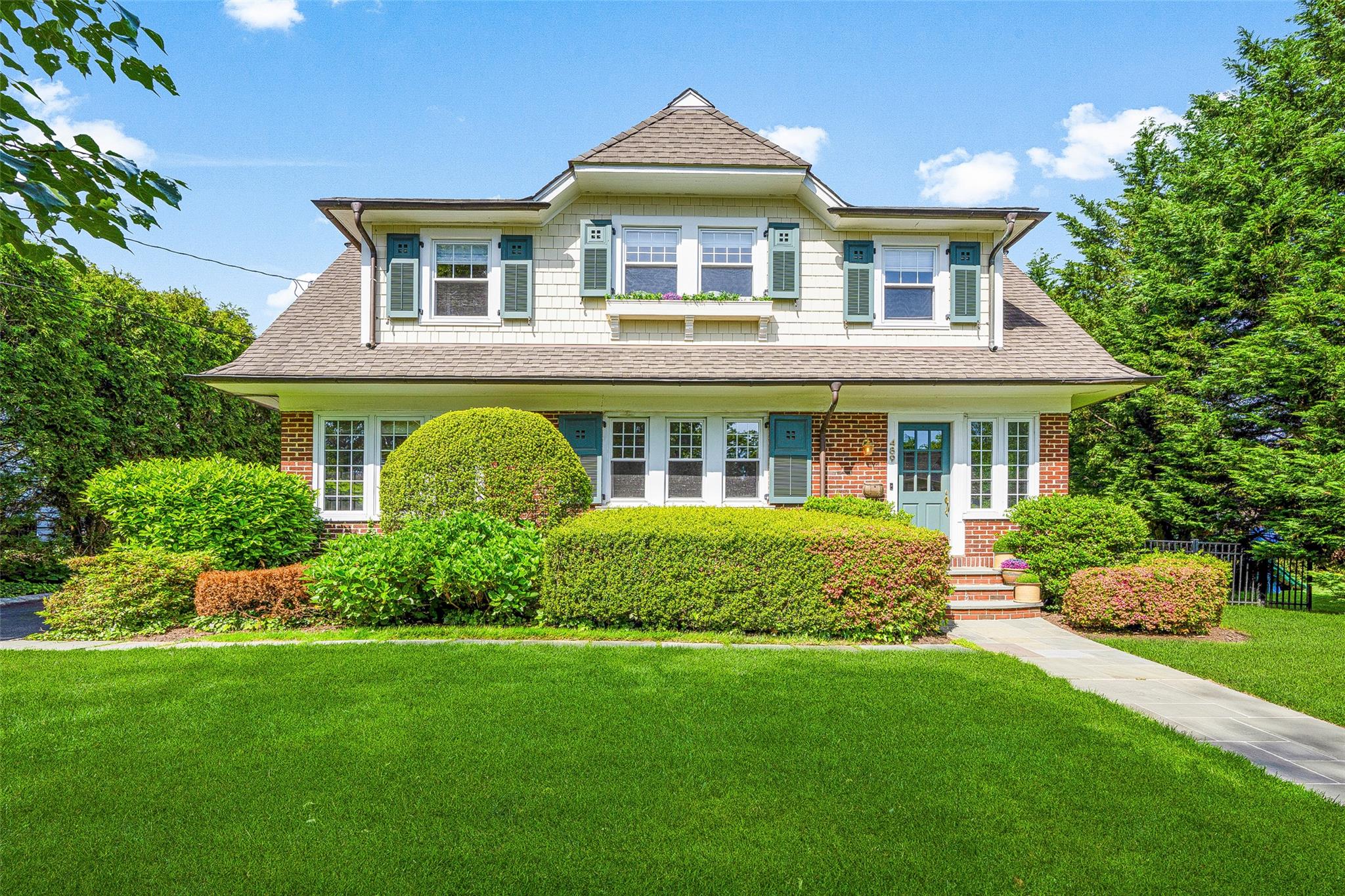 489 Manor Lane, Pelham, New York image 1