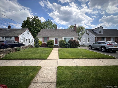Homes For Sale - 568 Irving Street<br/> Westbury, NY 11590