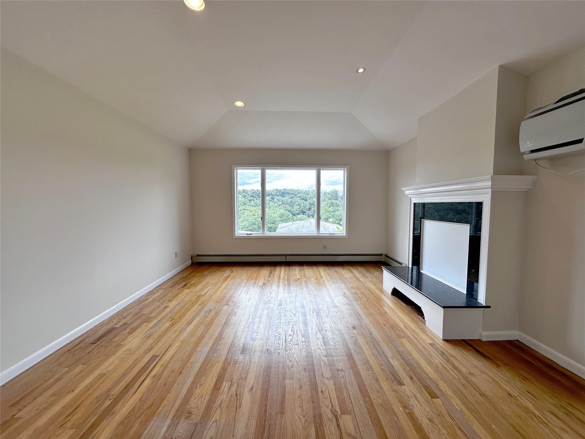 Bennett Avenue L2, Yonkers, New York - 3 Bedrooms  
2 Bathrooms  
6 Rooms - 