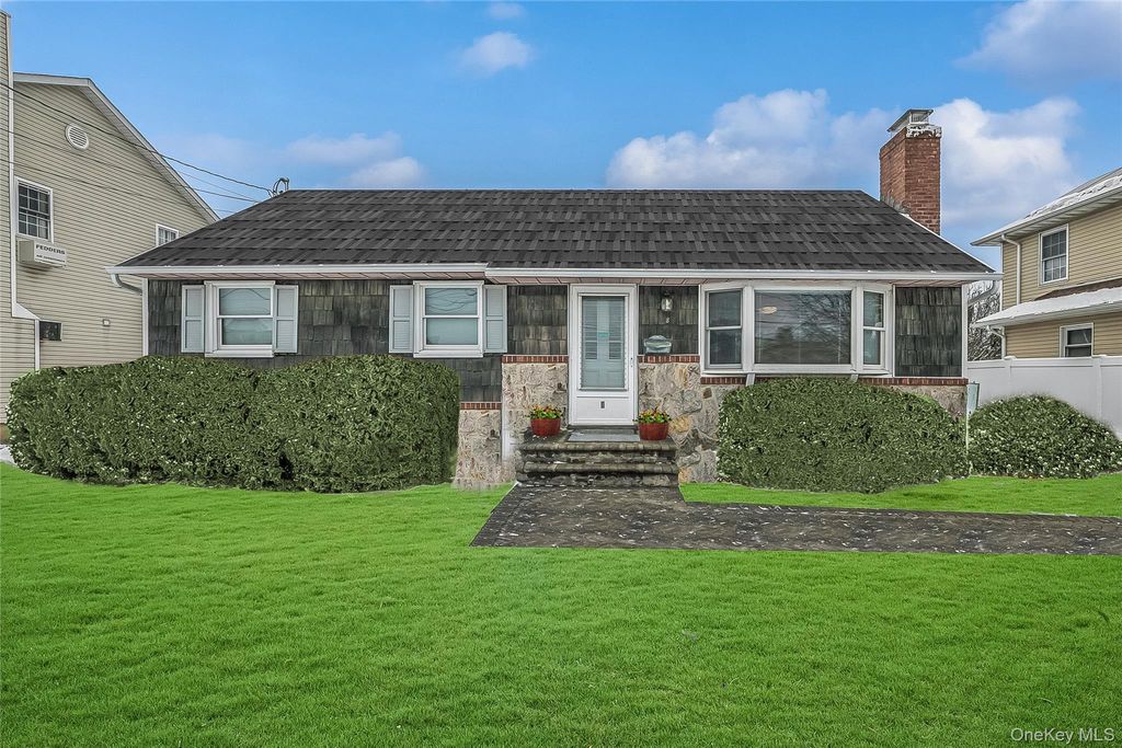 Photo of 8 Carlton Place, Hicksville, NY 11801 (MLS # 962307)