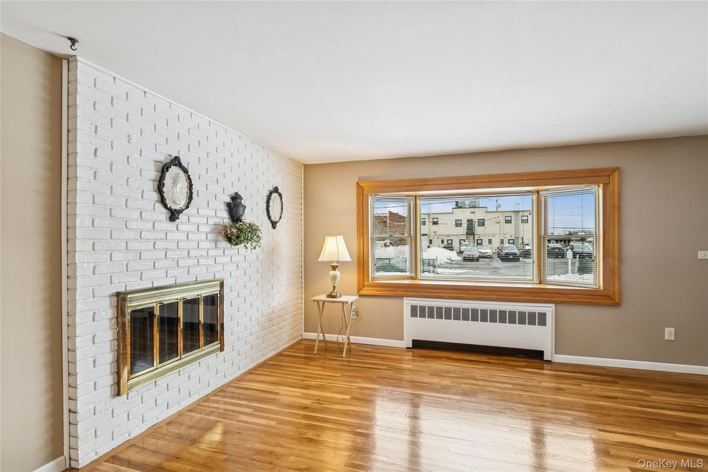 Photo of 8 Carlton Place, Hicksville, NY 11801 (MLS # 962307)