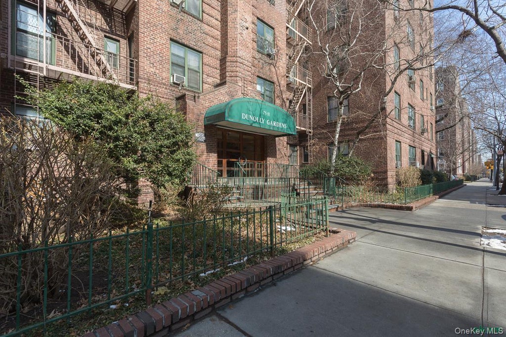 Photo of 78-11 35 Avenue #5H, Jackson Heights, NY 11372 (MLS # 1063925)