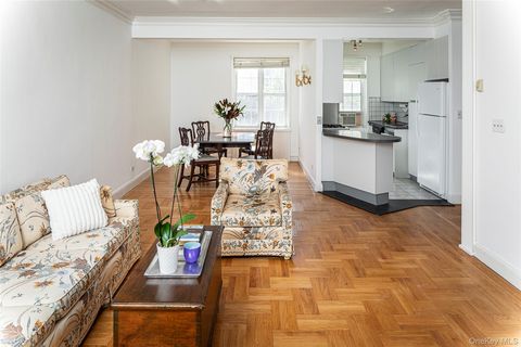 Photo of 3 Midland Gardens #3K, Bronxville, NY 10708 (MLS # 923215)