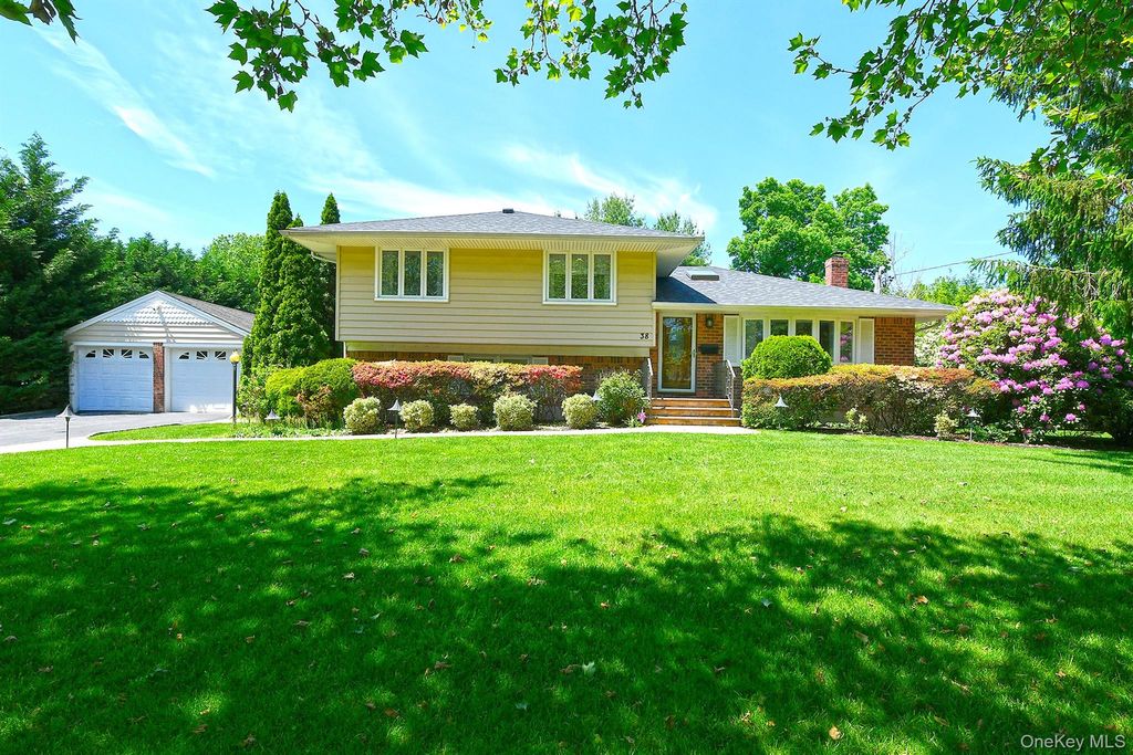 Photo of 38 Maridon Lane, Commack, NY 11725 (MLS # 1011665)