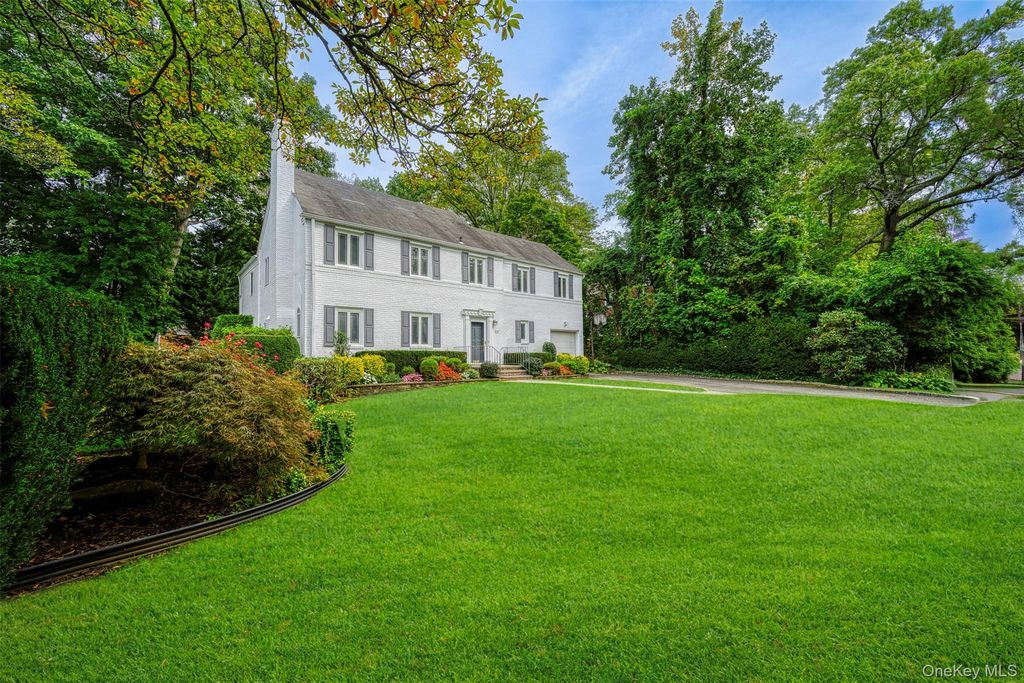 Photo of 23 Parkside Drive, Great Neck, NY 11021 (MLS # 916355)