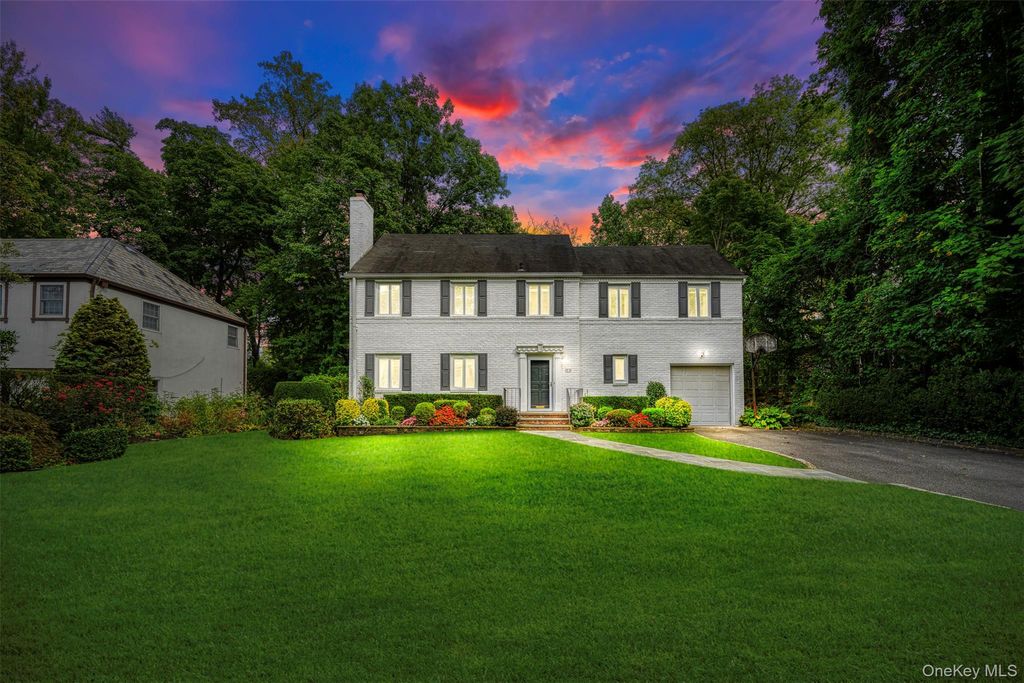 Photo of 23 Parkside Drive, Great Neck, NY 11021 (MLS # 916355)