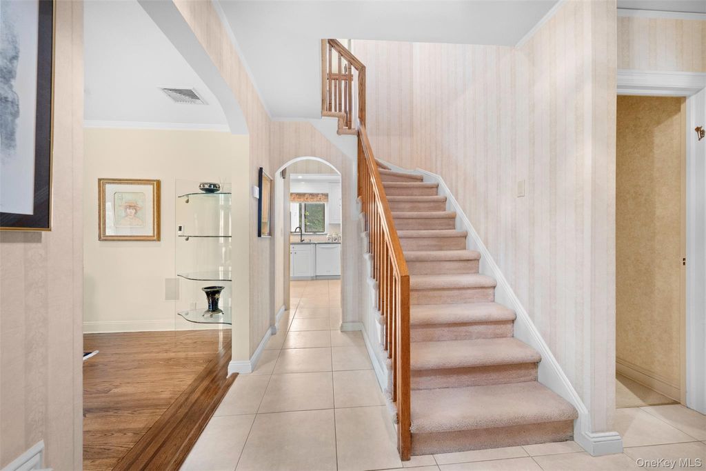 Photo of 23 Parkside Drive, Great Neck, NY 11021 (MLS # 916355)