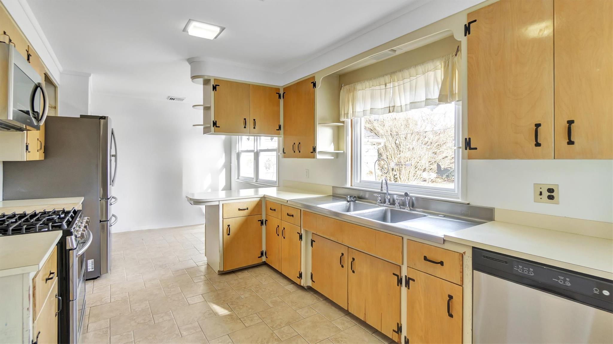 74 Sunrise Avenue, Riverhead, New York image 17
