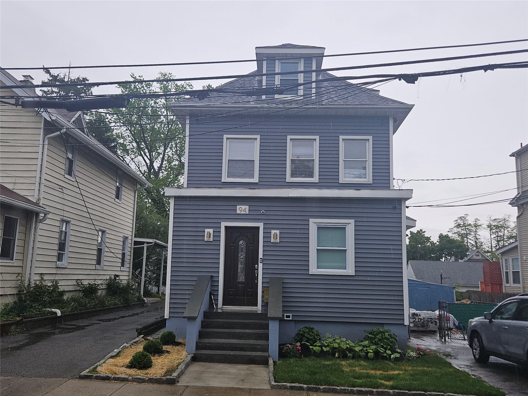 Briggs Avenue, Yonkers, New York - 3 Bedrooms  
1 Bathrooms  
6 Rooms - 