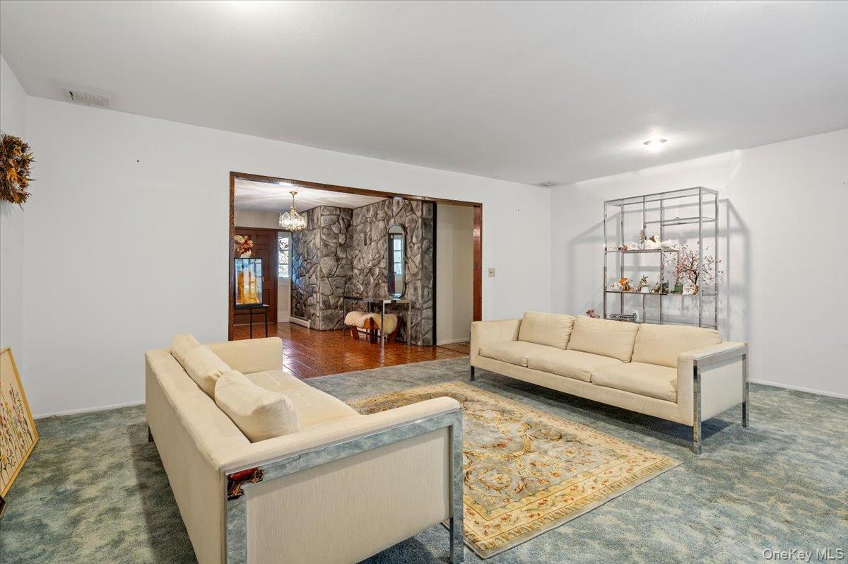 Laurel Hollow, New York 11791, United States, 4 Bedrooms Bedrooms, ,3 BathroomsBathrooms,Residential,Active,149086