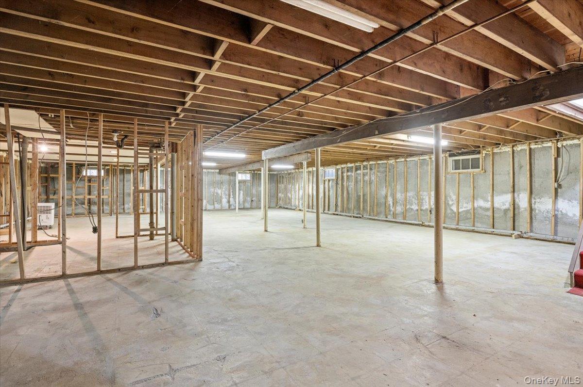 Laurel Hollow, New York 11791, United States, 4 Bedrooms Bedrooms, ,3 BathroomsBathrooms,Residential,Active,149086