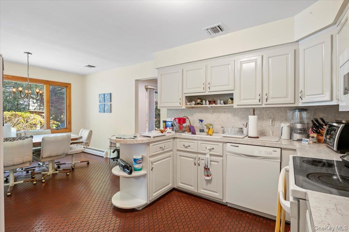 Laurel Hollow, New York 11791, United States, 4 Bedrooms Bedrooms, ,3 BathroomsBathrooms,Residential,Active,149086