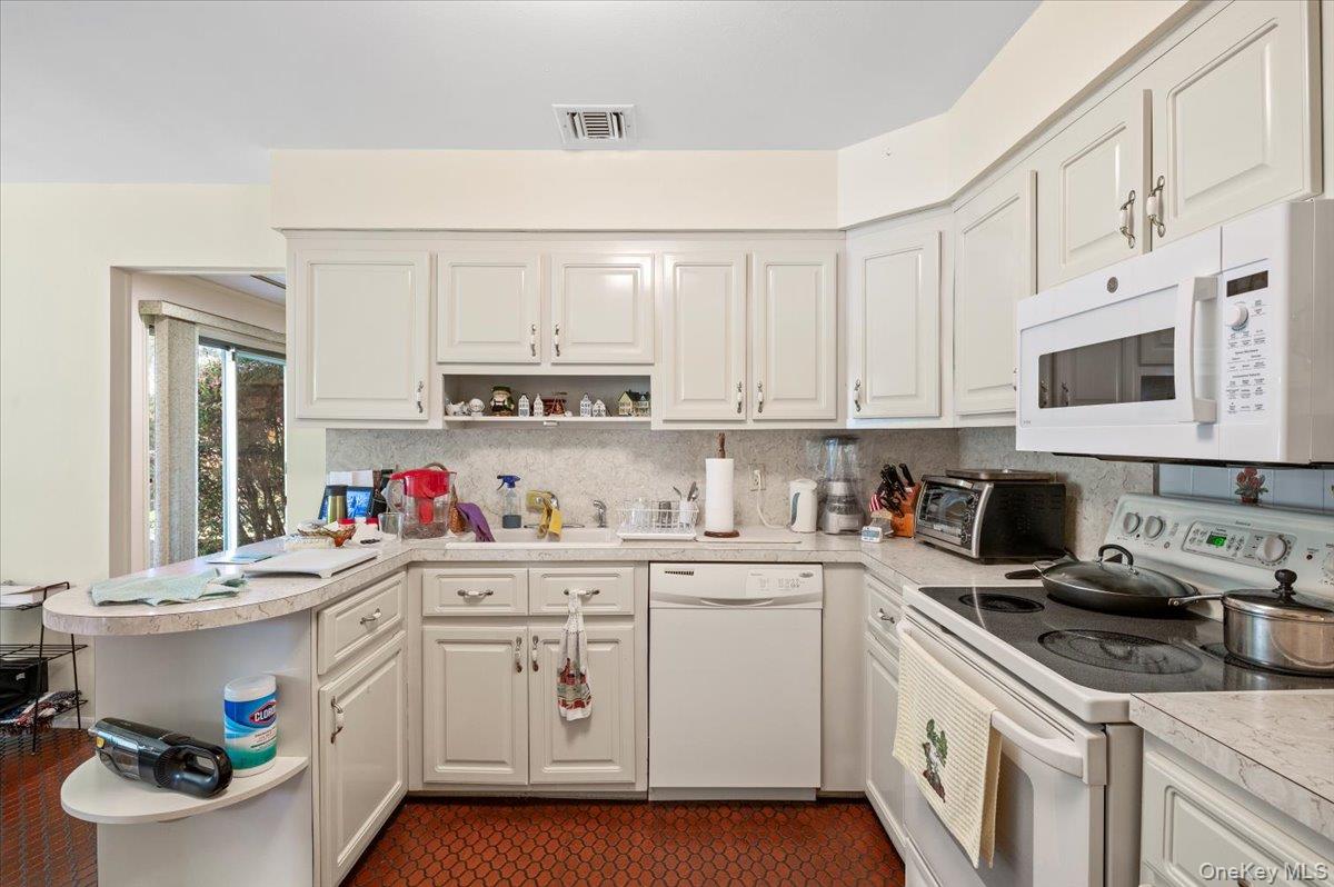 Laurel Hollow, New York 11791, United States, 4 Bedrooms Bedrooms, ,3 BathroomsBathrooms,Residential,Active,149086