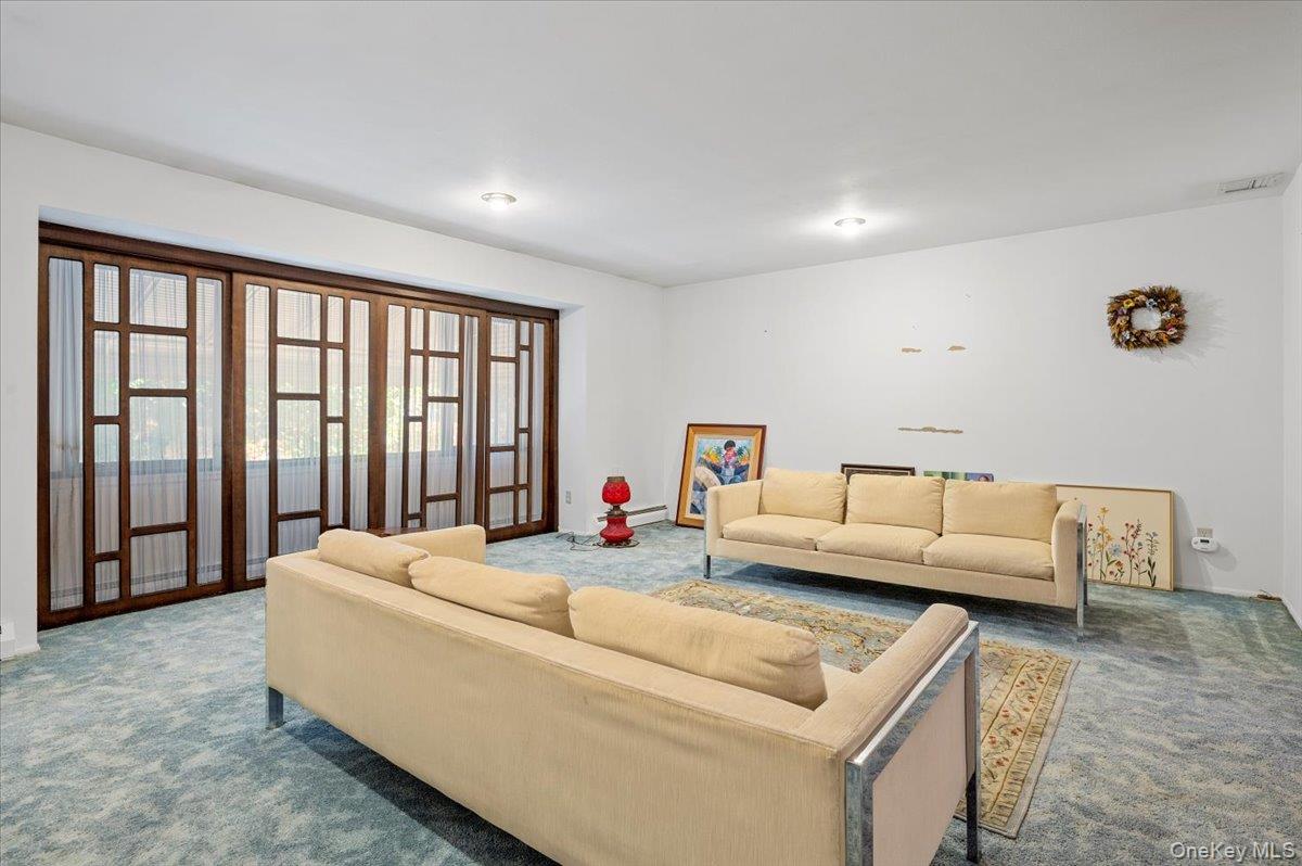 Laurel Hollow, New York 11791, United States, 4 Bedrooms Bedrooms, ,3 BathroomsBathrooms,Residential,Active,149086