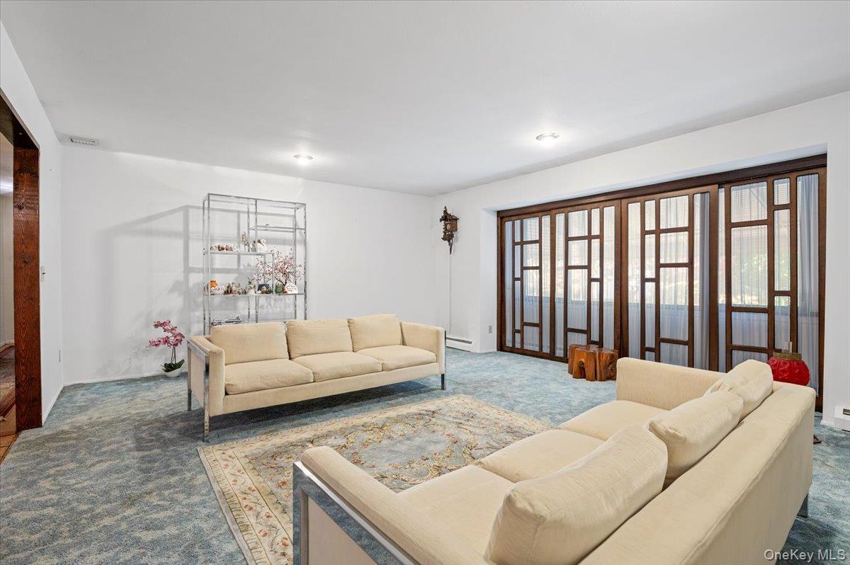 Laurel Hollow, New York 11791, United States, 4 Bedrooms Bedrooms, ,3 BathroomsBathrooms,Residential,Active,149086