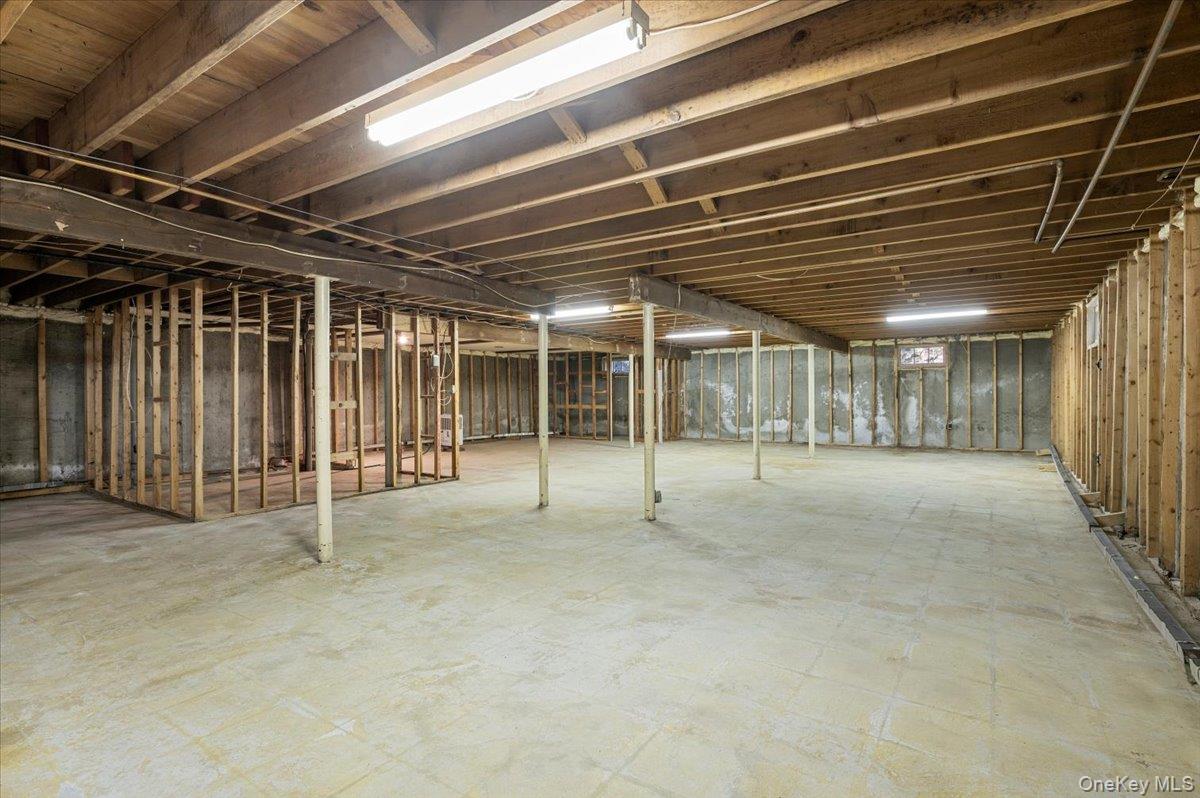 Laurel Hollow, New York 11791, United States, 4 Bedrooms Bedrooms, ,3 BathroomsBathrooms,Residential,Active,149086