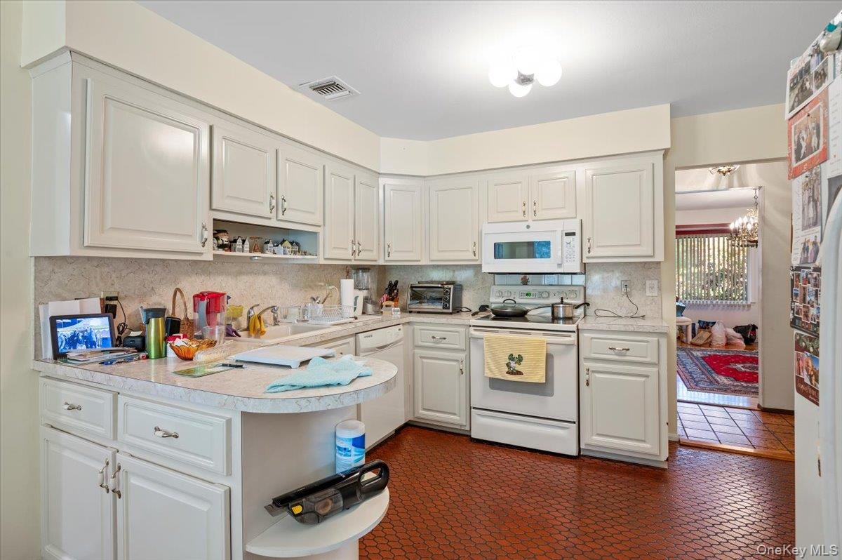 Laurel Hollow, New York 11791, United States, 4 Bedrooms Bedrooms, ,3 BathroomsBathrooms,Residential,Active,149086