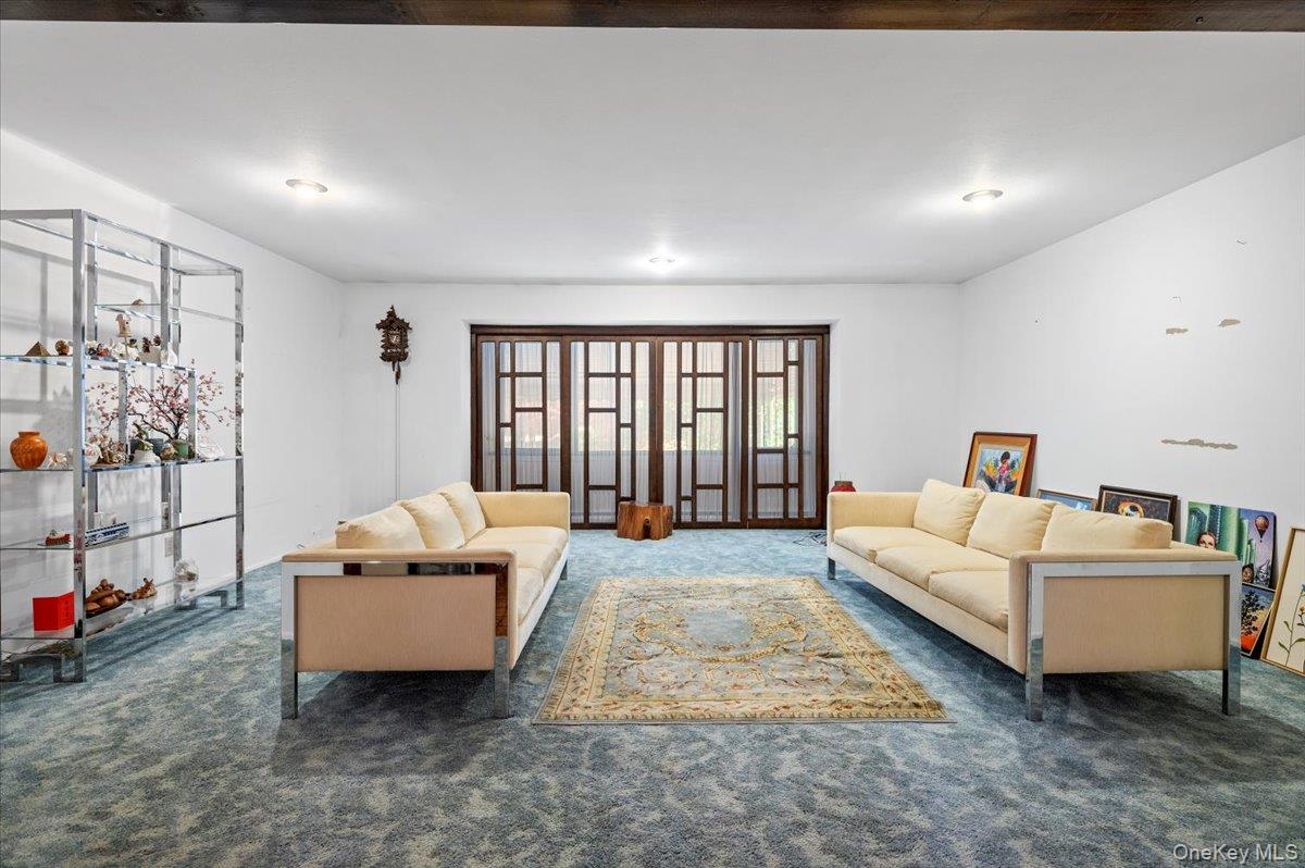 Laurel Hollow, New York 11791, United States, 4 Bedrooms Bedrooms, ,3 BathroomsBathrooms,Residential,Active,149086