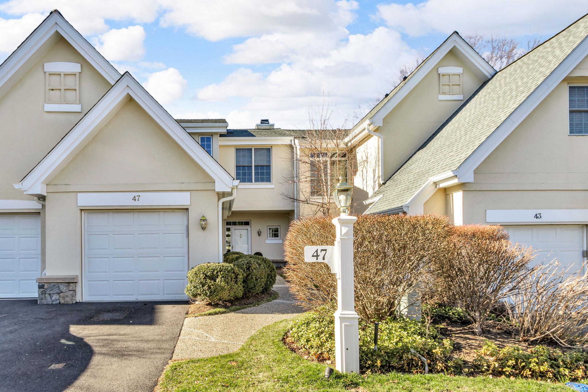 Doral Greens Drive, Rye Brook, New York - 3 Bedrooms  
3 Bathrooms  
5 Rooms - 
