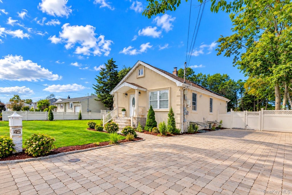 Photo of 45 Matthews Avenue, West Babylon, NY 11704 (MLS # 1058394)