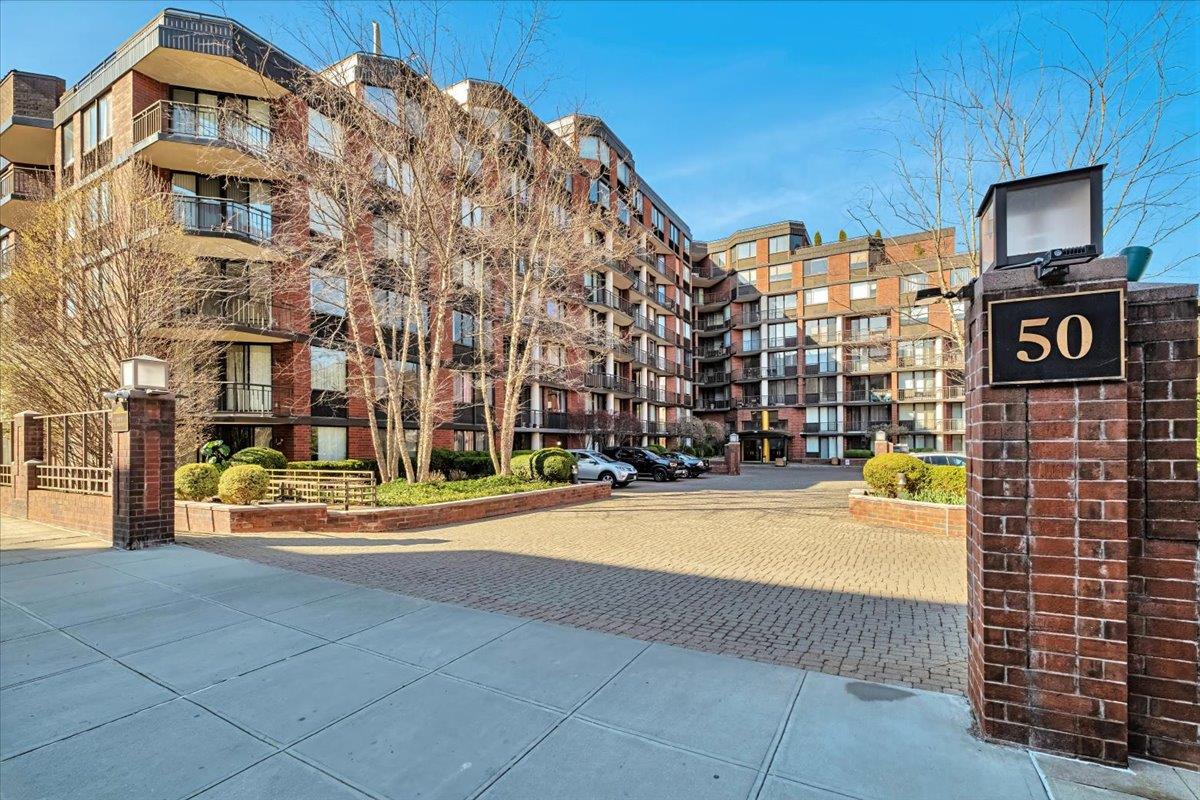 Property for Sale at E Hartsdale Avenue 3R, Hartsdale, New York - Bedrooms: 2 
Bathrooms: 2 
Rooms: 4  - $499,000