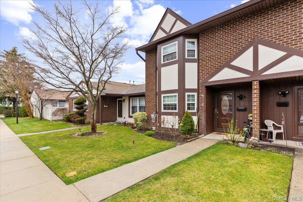 Photo of 4 Raintree Court #4, Deer Park, NY 11729 (MLS # 961876)