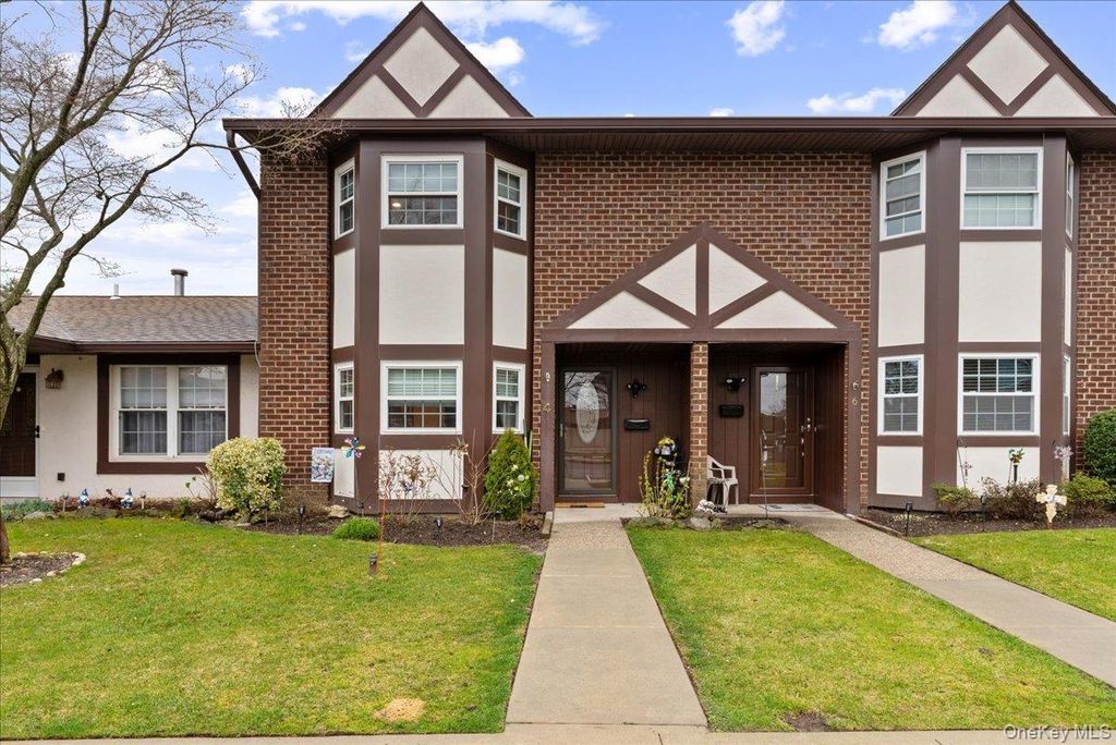 Photo of 4 Raintree Court #4, Deer Park, NY 11729 (MLS # 961876)