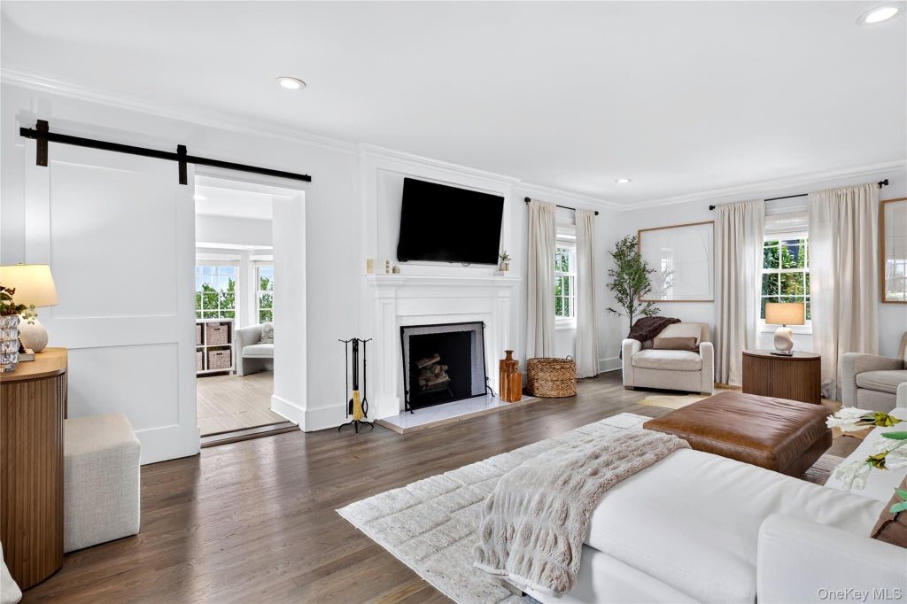 Photo of 11 Cedar Place, Garden City, NY 11530 (MLS # 1052107)