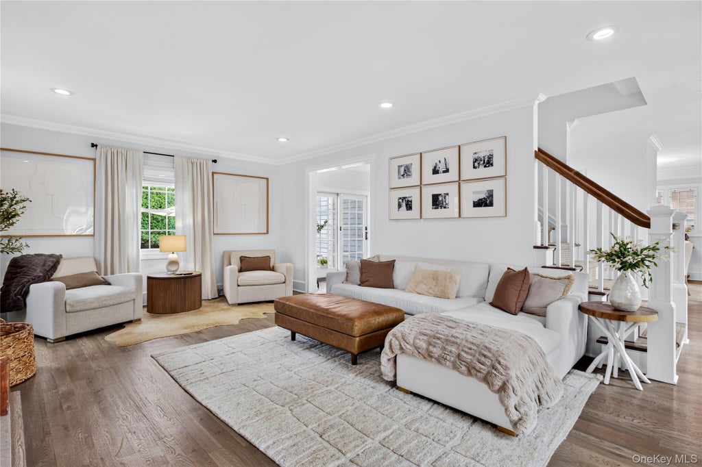 Photo of 11 Cedar Place, Garden City, NY 11530 (MLS # 1052107)