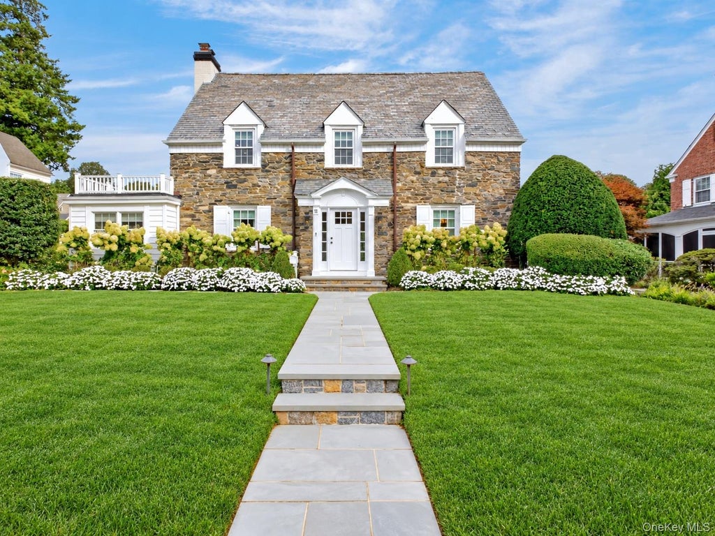 Photo of 11 Cedar Place, Garden City, NY 11530 (MLS # 1052107)