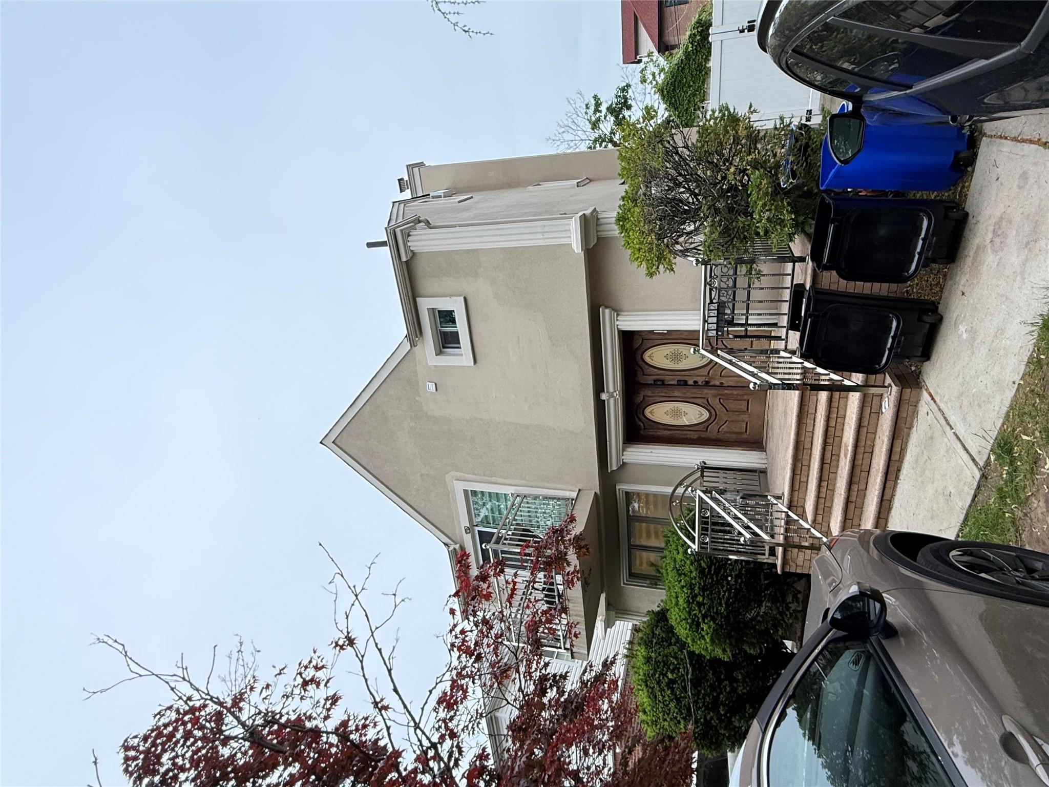 190 Street, Fresh Meadows, Queens, NY - 4 Bedrooms  
5 Bathrooms  
7 Rooms - 