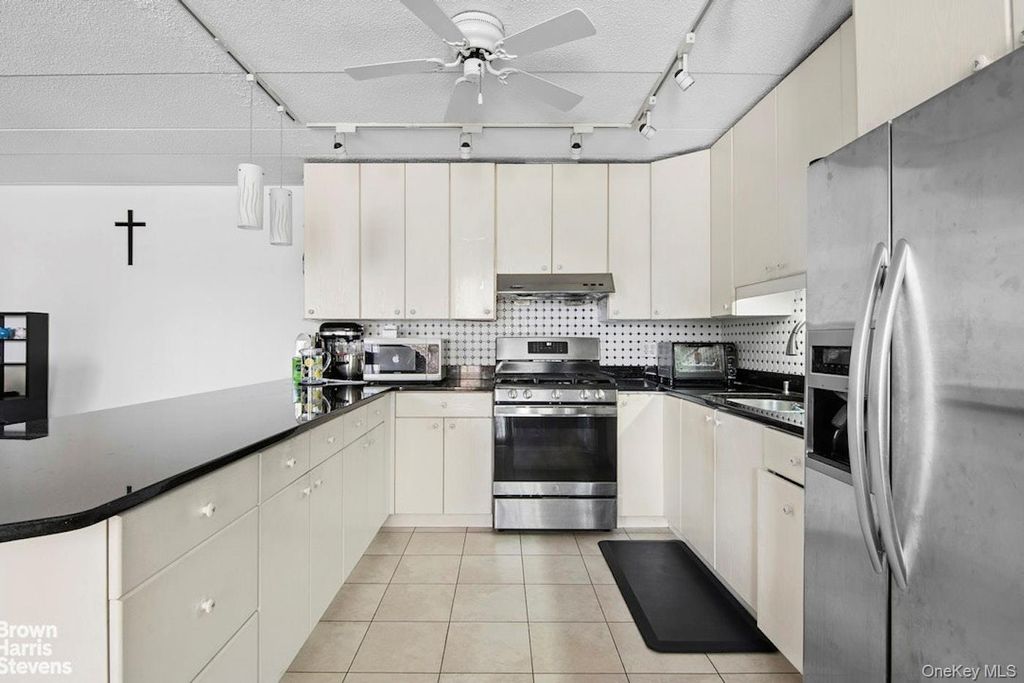 Photo of 13624 Maple Ave AVE #3D, Flushing, NY 11355 (MLS # 1030595)