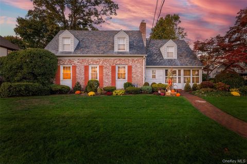 Photo of 265 Raymond St, Rockville Centre, NY 11570 (MLS # 926924)