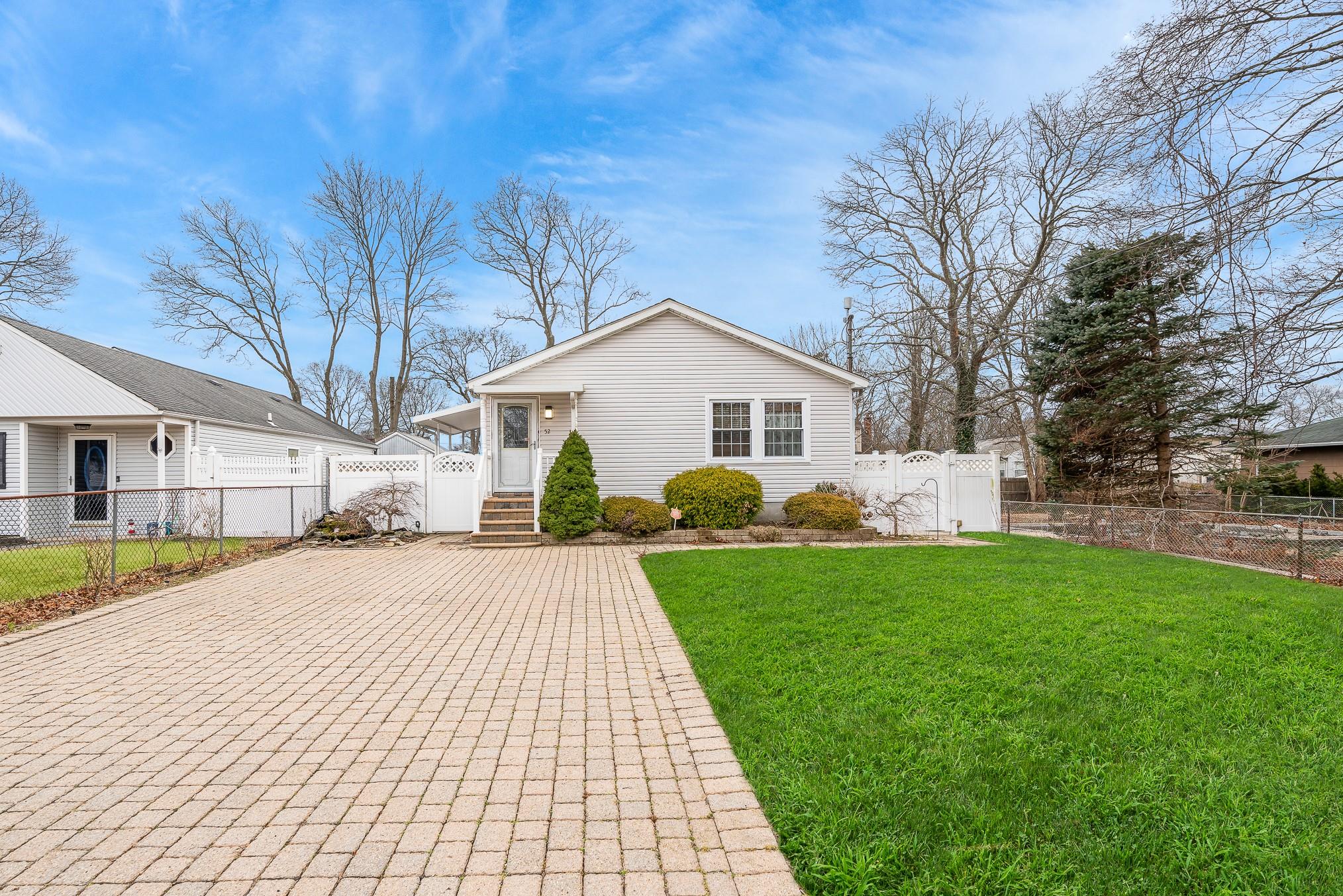 52 Robinwood Drive, Mastic Beach, New York image 1