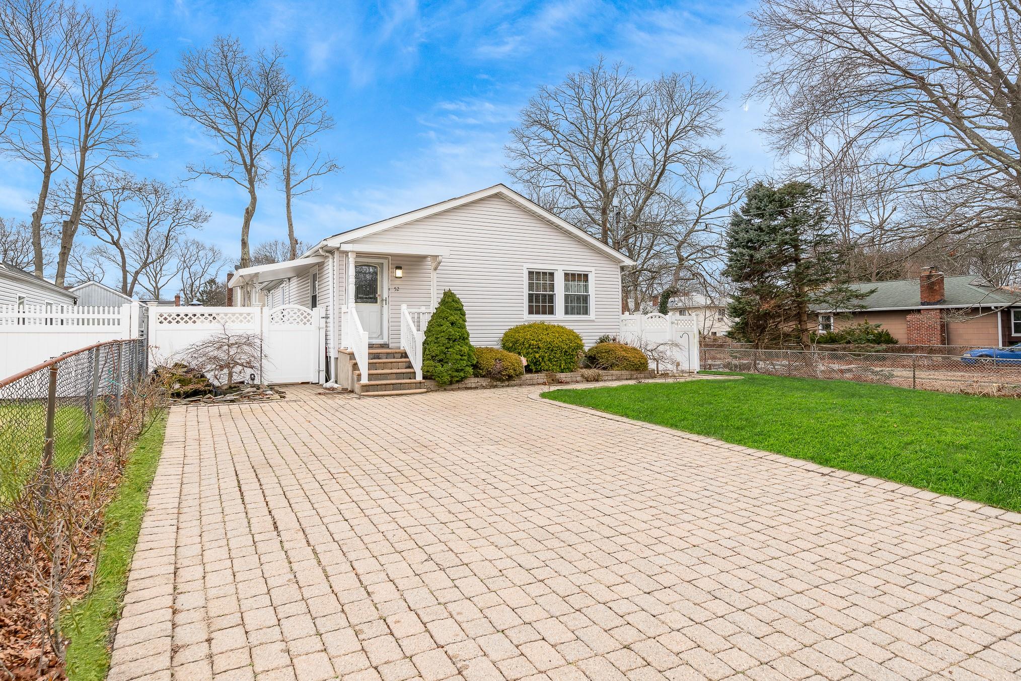 52 Robinwood Drive, Mastic Beach, New York image 3