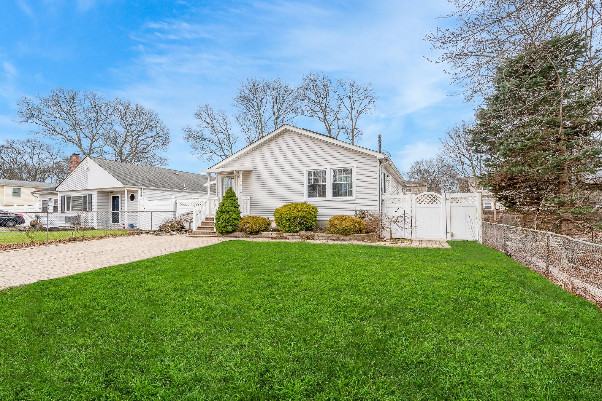 52 Robinwood Drive, Mastic Beach, New York image 2