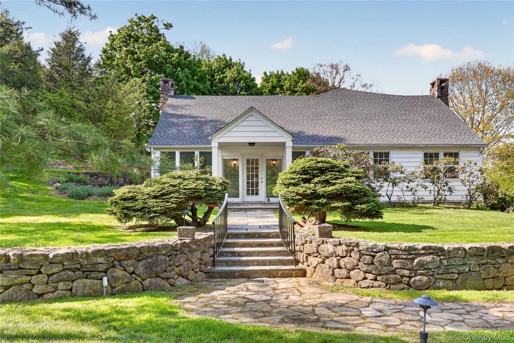 Photo of 6 Raven Way, Pleasantville, NY 10570 (MLS # 994163)