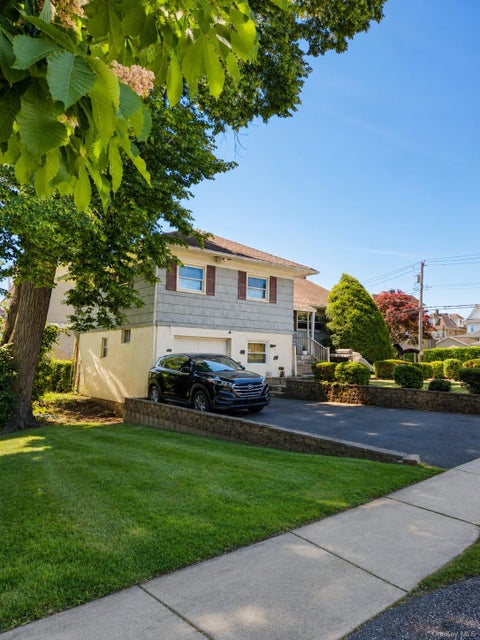 Homes For Sale - 180 Sutton Manor Road<br/> New Rochelle, NY 10801
