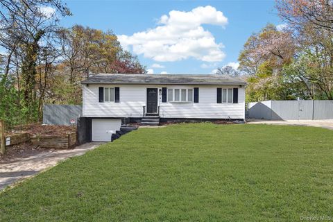 Photo of 65 Maple Lane, Medford, NY 11763 (MLS # 990003)