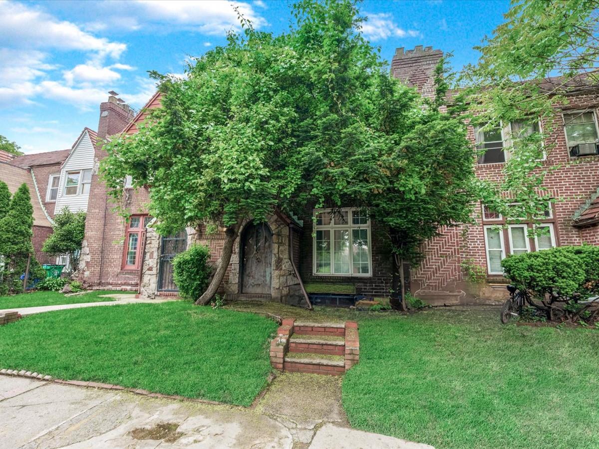 Property for Sale at Sayres Avenue, Jamaica, Queens, NY - Bedrooms: 3 
Bathrooms: 4 
Rooms: 8  - $799,000