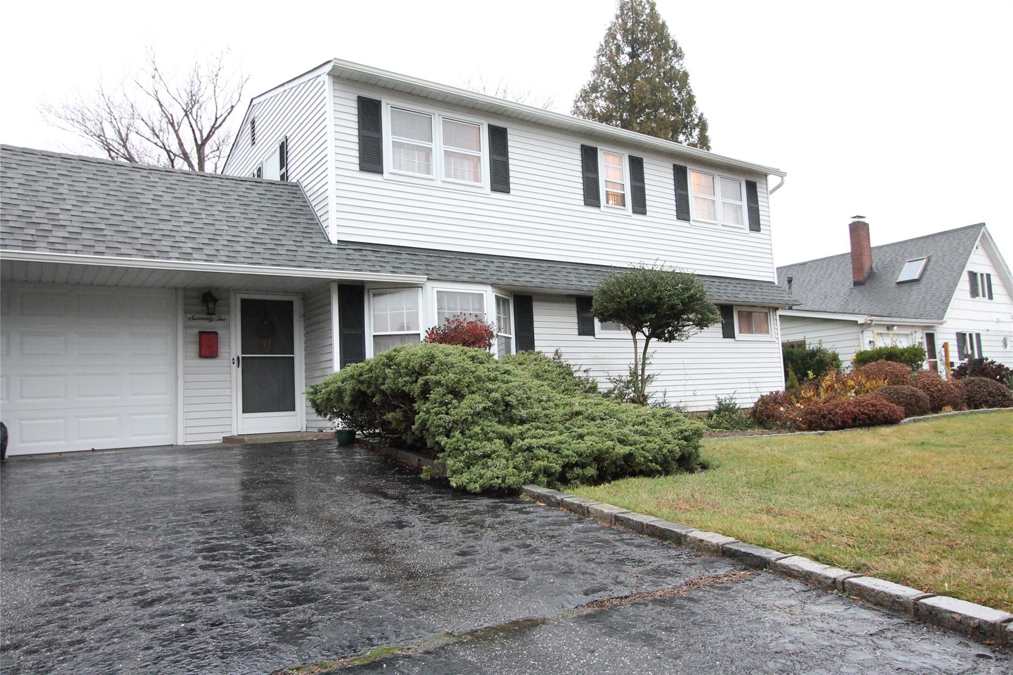 72 Autumn Lane, Hicksville, New York image 2