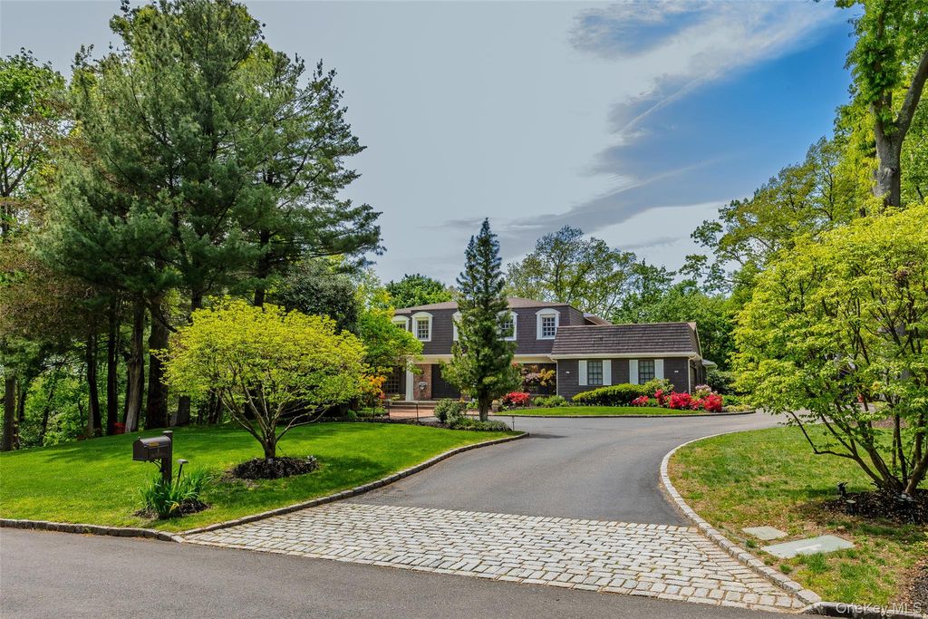 Photo of 6 The Hollows HOLW W, East Norwich, NY 11732 (MLS # 1000212)