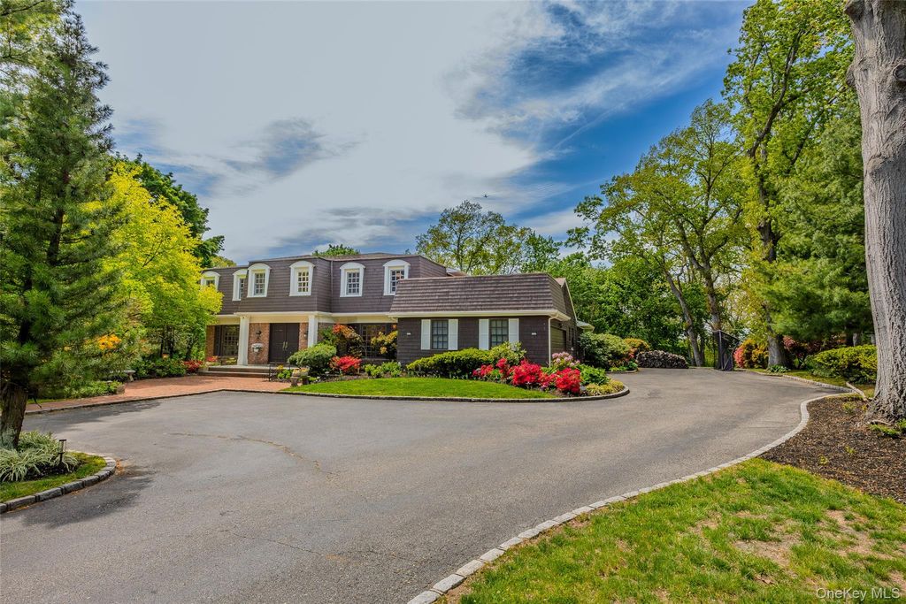 Photo of 6 The Hollows HOLW W, East Norwich, NY 11732 (MLS # 1000212)