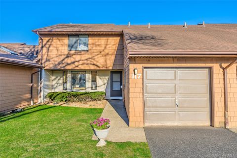 Photo of 117 Scarlett Drive, Commack, NY 11725 (MLS # 984065)
