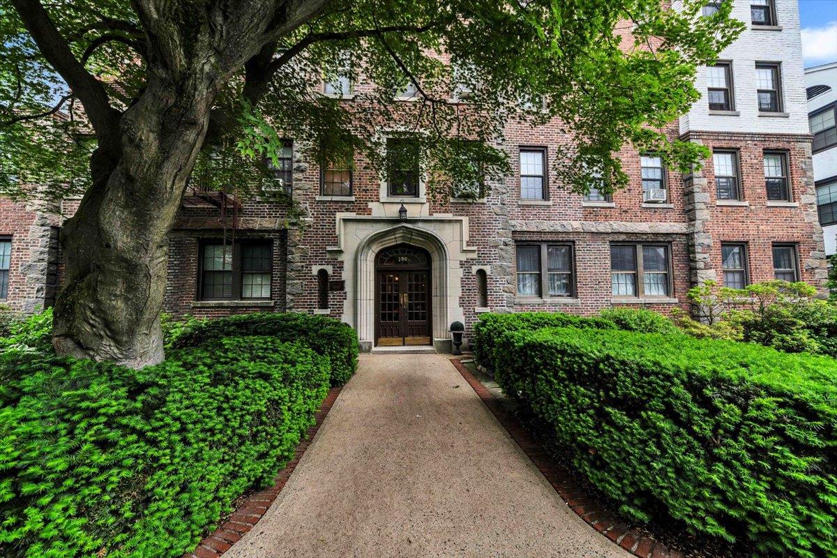 Property for Sale at Parkway Road 4C, Bronxville, New York - Bedrooms: 2 
Bathrooms: 1 
Rooms: 4  - $550,000