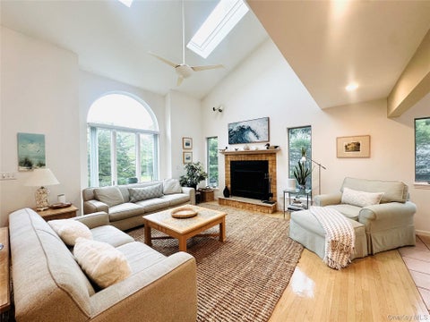Homes For Rent - 40 Hilltop Road<br/> Southampton, NY 11968