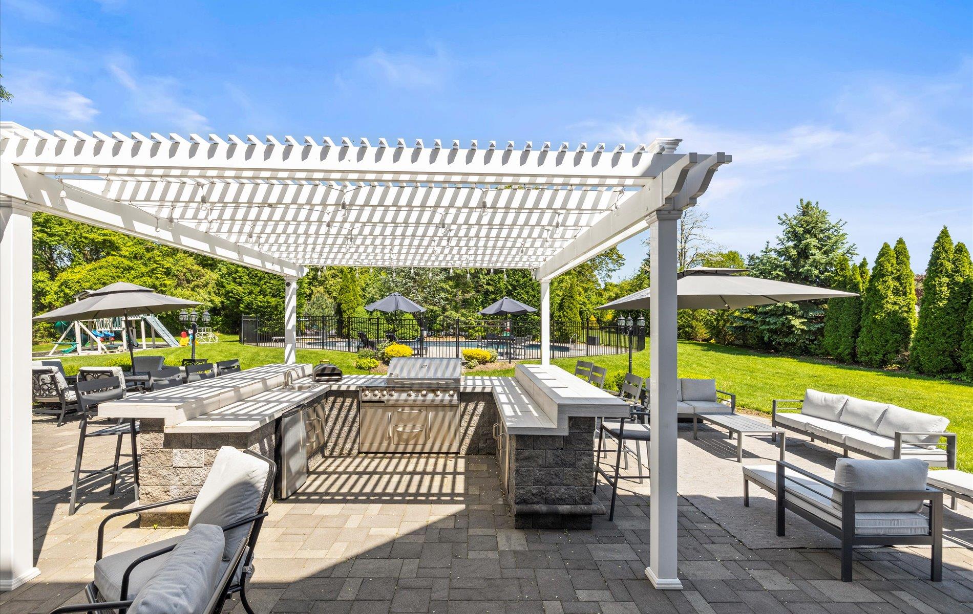 16 Home Court, Huntington, New York image 39