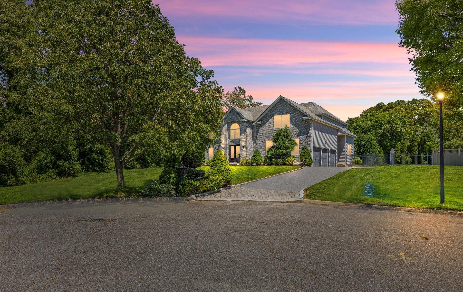 Home Court, Huntington, Hamptons, NY - 6 Bedrooms  
4 Bathrooms - 