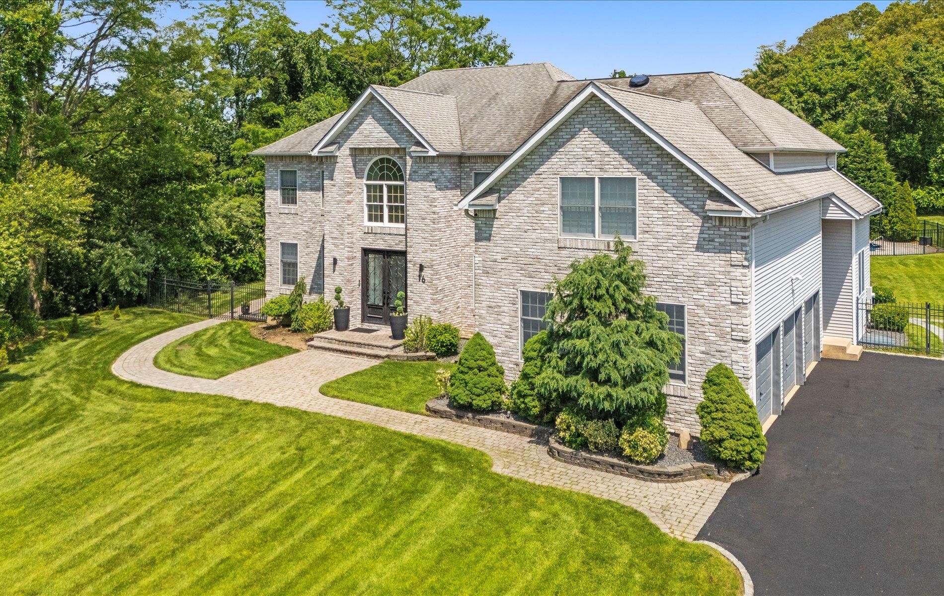 Home Court, Huntington, Hamptons, NY - 6 Bedrooms  
4 Bathrooms - 